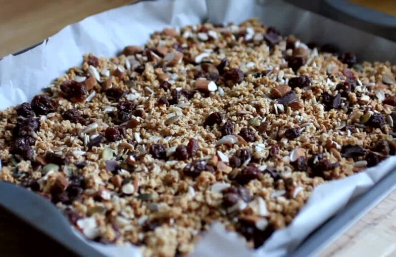 Granola napravljena od integralnih žitarica, orašastih plodova i meda predstavlja ukusan i hranljiv doručak.